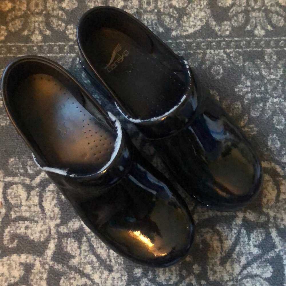 Size 39 shiny black danskos!